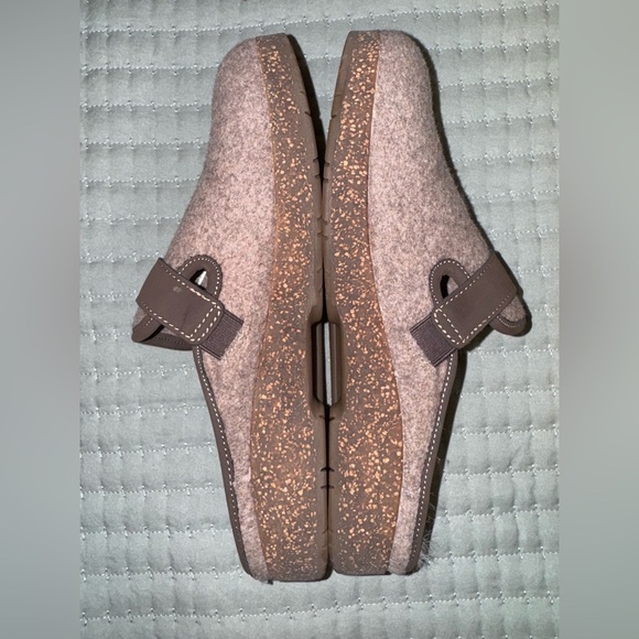 Earth Dream Chinook in the color Taupe. Size 9 Never worn. Super soft!!! - Picture 7 of 13